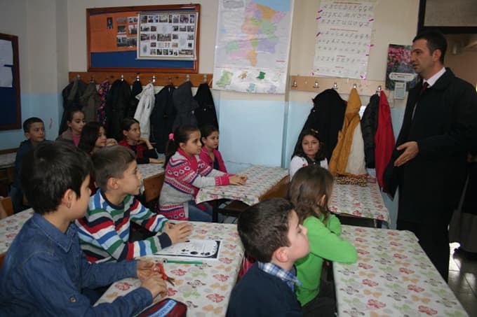 Kaymakam Gürçam, öğrencilere karne dağıttı