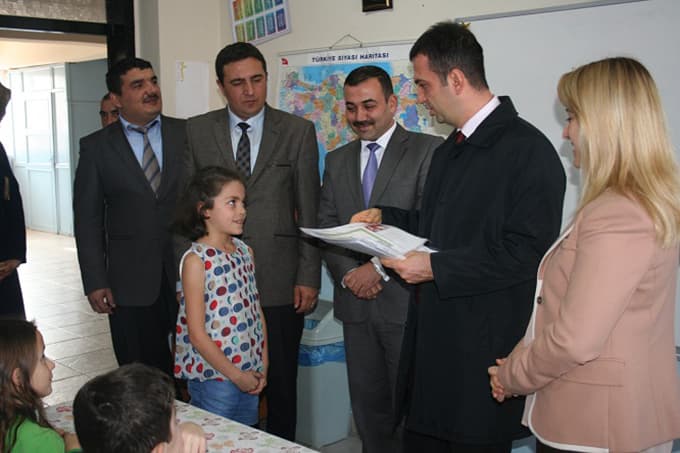Kaymakam Gürçam, öğrencilere karne dağıttı
