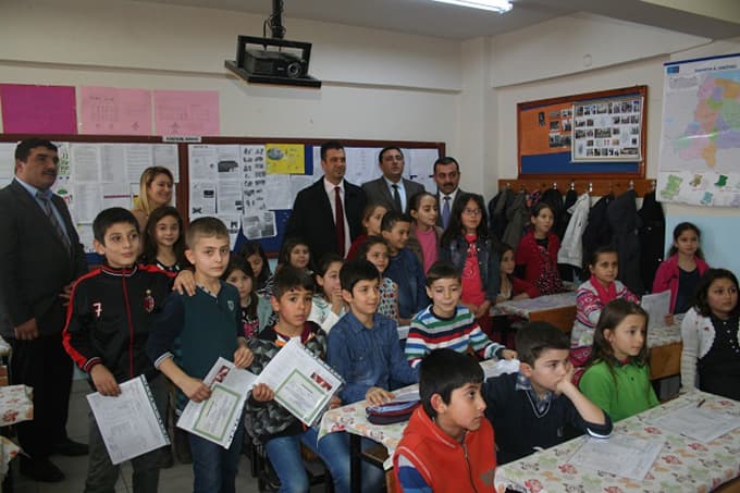 Kaymakam Gürçam, öğrencilere karne dağıttı