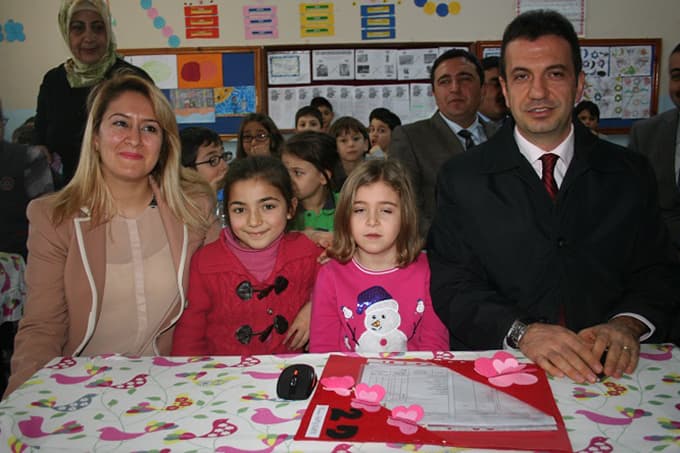 Kaymakam Gürçam, öğrencilere karne dağıttı