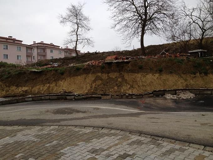 Kaynarca'da heyelan