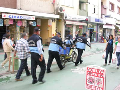 Zabıtanın Kaldırım İşgalcileriyle Mücadelesi 