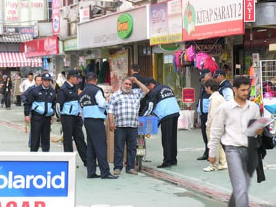 Zabıtanın Kaldırım İşgalcileriyle Mücadelesi 