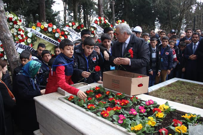 Şehit Emniyet Müdürü Okkan, mezarı başında anıldı
