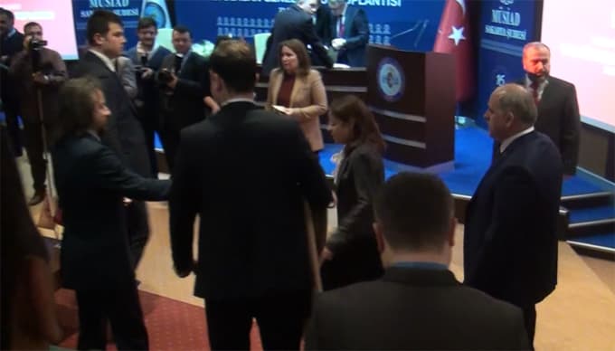 Bakan İslam düşmekten son anda kurtuldu