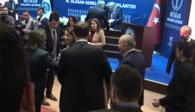 Bakan İslam düşmekten son anda kurtuldu