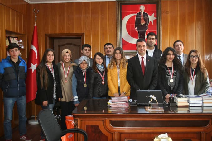 Ödüllerini Kaymakam Gürçam'dan aldılar
