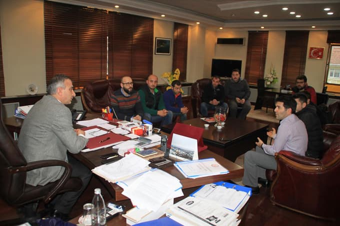 EMİTT Fuarında aldıkları ödülü Başkana takdim ettiler