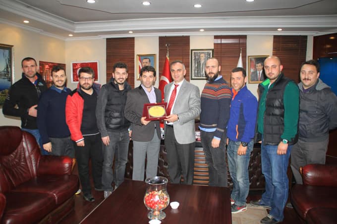 EMİTT Fuarında aldıkları ödülü Başkana takdim ettiler