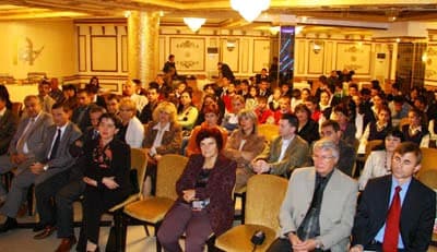 <p><strong><font face="arial,helvetica,sans-serif" size="2">Dişli, Diyalog Şart</font></strong></p><p><font face="arial,helvetica,sans-serif" size="2">Adapazarı Belediye Başkanı S&uuml;leyman Dişli ise yaptığı konuşmada T&uuml;rkiye&rsquo;nin Avrupa Birliği&rsquo;ne &uuml;yelik s&uuml;recinde h&uuml;k&uuml;metin gerekli &ccedil;alışmalarını yapması kadar yerel y&ouml;netimler ve sivil toplum &ouml;rg&uuml;tleri de s&uuml;rece katkı sağlamaları gerektiği &uuml;zerinde durdu. T&uuml;rkiye&rsquo;nin Avrupa Birliği&rsquo;ne girmek i&ccedil;in &ccedil;ok b&uuml;y&uuml;k m&uuml;cadeleler verdiğini belirten Dişli <font color="#333399">&ldquo;Avrupa Birliği&rsquo;ne &uuml;ye &uuml;lkeler ile bu projeler sayesinde &ouml;nemli diyaloglar oluşmaktadır. Avrupa Birliği&rsquo;nin sorunlara sadece tepe noktada &ccedil;&ouml;z&uuml;m arayan bir oluşumdan ziyade, halklar arasında ortak noktalar bularak bu ortak noktalar &uuml;zerinden bir yaşam geliştirmesi gerekiyor. Ortak hareket edilerek ger&ccedil;ekleştirilecek bu projenin bu diyaloga &ouml;nemli katkı sağlayacağına inanıyorum&rdquo;</font> dedi.</font></p>