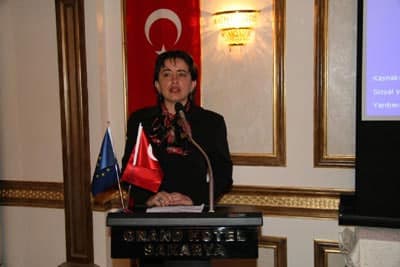 <font size="2"><font face="arial,helvetica,sans-serif"><strong>Başlangı&ccedil; Proje</strong> <br /><font color="#333399">Shumen Belediyesi Başkanvekili Nina Belseva&rsquo;da bu projenin bir başlangı&ccedil; olduğunu ve farklı projelerde Adapazarı&rsquo;yla &ccedil;alışmaya devam etmek istediklerini belirttiği konuşmasında; </font>&ldquo;İnanıyorum ki bir başlangı&ccedil; olan bu proje sayesinde gerekli tecr&uuml;beler kazanılacak ve &ouml;n&uuml;m&uuml;zdeki zamanlarda daha &ouml;nemli projelere imza atacağız. Birlik i&ccedil;erisinde hareket ederek &ccedil;ok daha verim alacağımız projeleri hayata ge&ccedil;ireceğiz, başka projelerimizde şu anki hibe ye bir sıfır daha eklemeyi umuyorum&rdquo; şeklinde konuştu.</font></font>