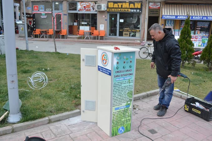 Engelliler için yeni şarj istasyonu...