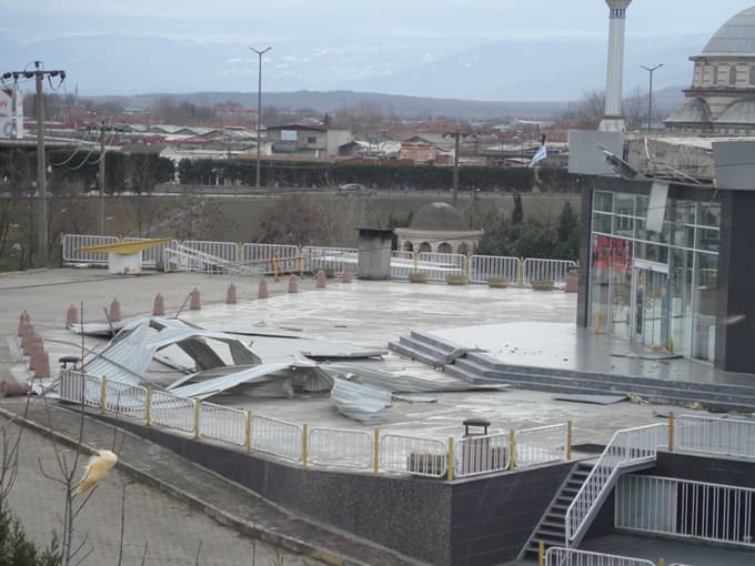 Etkili rüzgar ağaçları söktü işyerlerinin çatısını uçurdu
