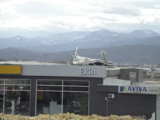 Etkili rüzgar ağaçları söktü işyerlerinin çatısını uçurdu