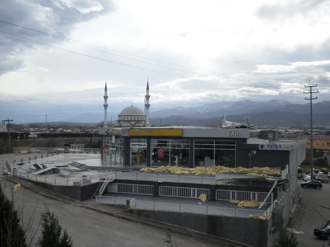 Etkili rüzgar ağaçları söktü işyerlerinin çatısını uçurdu