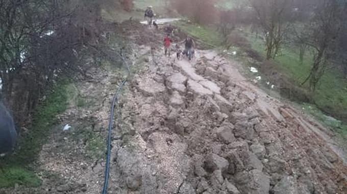 Taraklı'da heyelan yolu kapattı