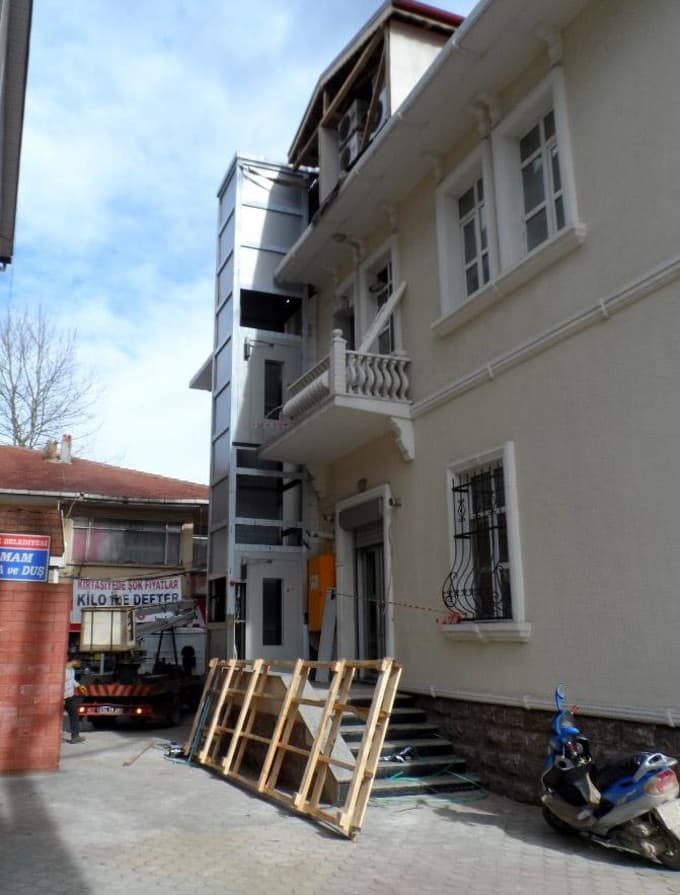 Hendek Belediyesi'nde engelliler için asansör yapılıyor