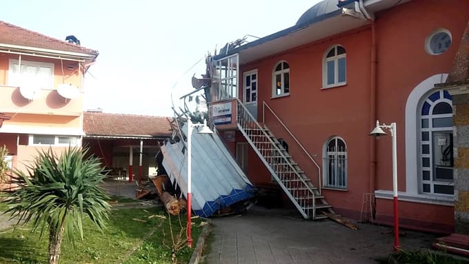 Şiddetli lodos minareyi yıktı