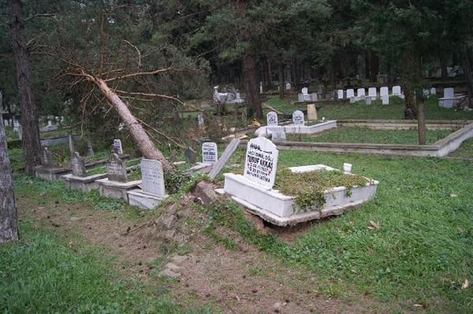 Lodos Sakarya'da mezarları alt üst etti