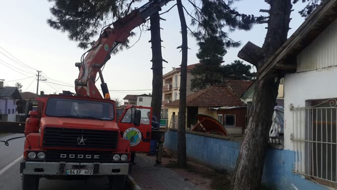 Hendek'te çatılar uçtu