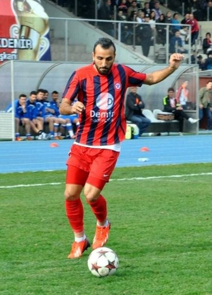 3 futbolcunun bulunduğu otomobil kaza yaptı