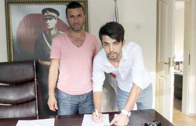3 futbolcunun bulunduğu otomobil kaza yaptı