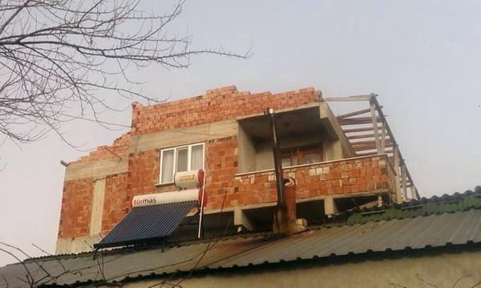 Kaynarca'da lodos, evin çatısını uçurdu