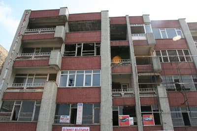 9 Yıldır Yıkılmayan Bina Korku Saçıyor