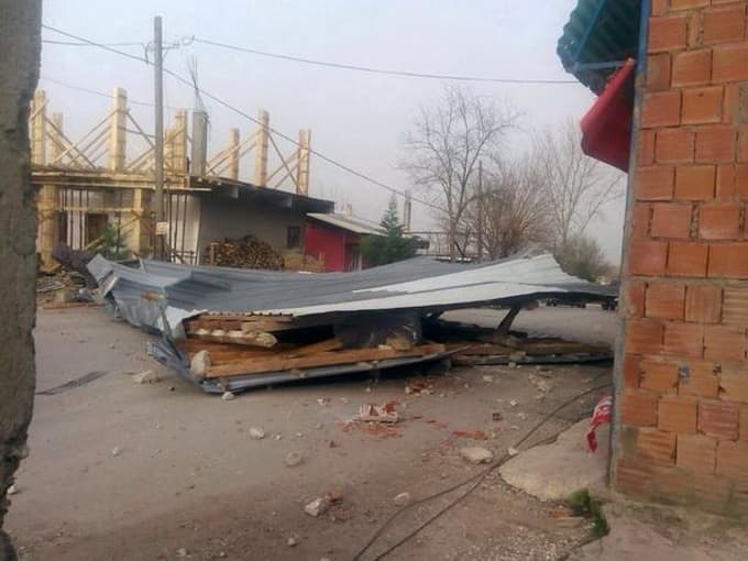 Kaynarca'da lodos, evin çatısını uçurdu