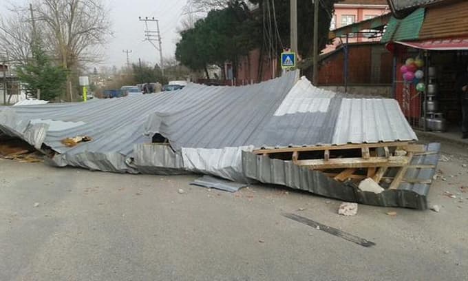 Kaynarca'da lodos, evin çatısını uçurdu