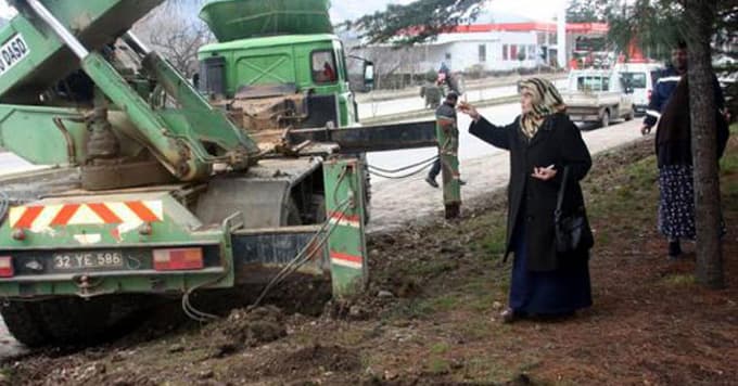 Vali Coş'un annesi tek başına eylem yaptı