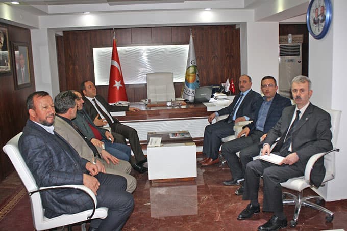 Fevzi Kılıç kongre davetiyelerini kendi dağıtıyor