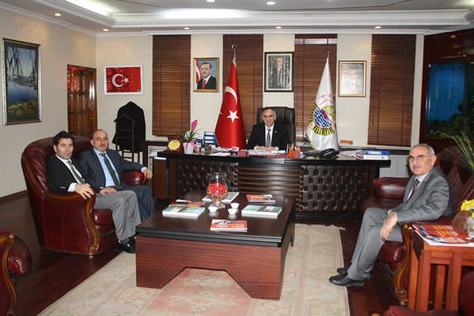 Fevzi Kılıç kongre davetiyelerini kendi dağıtıyor