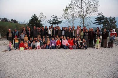 <strong><font face="Arial" size="2">Yeni Servis Gelene Kadar &Ccedil;ocuklarımızı Okula G&ouml;ndermeyeceğiz<br /><br /></font></strong><font size="2"><font face="Arial">Gerek Akyazı Kaymakamlığı'na gerekse Milli Eğitim M&uuml;d&uuml;rl&uuml;ğ&uuml;'ne defalarca gidip dilek&ccedil;e vermelerine rağmen sorunun &ccedil;&ouml;z&uuml;lmediğini dile getiren Der, yeni servis verilene kadar &ccedil;ocuklarını okula g&ouml;ndermeyeceklerini ifade etti.&nbsp;<br /><br /><strong>&Ouml;ğrenciler: &quot;Biz Okumak İstiyoruz&quot;</strong></font></font> <p><font face="arial,helvetica,sans-serif" size="2">&Ouml;ğrenci velilerinden S&uuml;leyman Atik, &ccedil;ocuklarını daha &ouml;nce k&ouml;yl&uuml; ile sorun yaşayan kişinin servisine bindirmeyeceklerini belirterek, yeni servis istedi. Atik, &ccedil;ocuklarını okutmak istediklerini, okullarından geri kalmasına &uuml;z&uuml;ld&uuml;klerini belirtti. &Ouml;ğrenciler, R.G'nin işlettiği servis ile okula gidemediklerini belirterek,<font color="#333399"> &quot;Biz okumak istiyoruz. Devletten başka bir servis istiyoruz&quot;</font> dediler. </font></p>