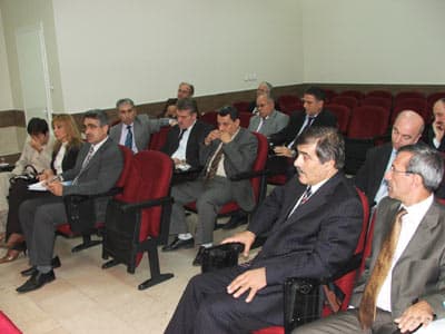 <font face="arial,helvetica,sans-serif" size="2">Memur ve s&ouml;zleşmeli personelin işlemleri ile ilgili olarak da &Ouml;zelleştirme İdaresi yetkilileri, 4046 Sayılı &Ouml;zelleştirme Kanunu 22. Maddesi gereği devir tarihinden itibaren nakle tabi personelden &ouml;zel şirketle anlaşanların dilek&ccedil;e vererek nakil hakkından vazge&ccedil;eceklerini ancak memuriyetle ilişkilerini emekli sandığına prim &ouml;deyerek s&uuml;rd&uuml;r&uuml;lebileceklerini ve 4046 sayılı Kanunun 72. Maddesi gereği emekli ikramiyesi y&ouml;n&uuml;nden de hak kaybına uğramayacaklarını, ancak &Ouml;zelleştirme İdaresi'nde İstihdam Gurubu'nun ayrı bir bilgilendirme ile personeli &ouml;zl&uuml;k hakları konusunda daha ayrıntılı bilgilendirilebileceği a&ccedil;ıklanırken, emekliliği dolmayan iş&ccedil;i personelin iş yerinde &ccedil;alışmasını s&uuml;rd&uuml;receği, şirkette kalmayı istemeyen memurlarında Devlet Personel Başkanlığı Havuzu'na bildirileceği ve 45 g&uuml;n i&ccedil;inde başka Kamu Kurum ve Kuruluşlarına atamalarının yapılacağı ve bu işlemlerin yapılması sırasında, nakil işlemlerini y&uuml;r&uuml;tmek &uuml;zere &ouml;zel şirket b&uuml;nyesinde personel g&ouml;revlendirileceği belirtildi. <br /><br />&Ouml;zelleştirme İdaresi yetkilileri, nakle tabi personelden yeniden İstihdam Fazlası/Nakle T&acirc;bi Personel Bilgi Formlarının alınmasının uygun olacağı ve devir işlemine kadar tercihlerin değiştirilebileceğini s&ouml;ylerken, Genel M&uuml;d&uuml;r Yunus Bekircan &quot;Personelimizin &ouml;zl&uuml;k hakları ile ilgili tam anlamıyla bilgilenmesi konusunda girişimde bulunacağız ve &ouml;zelleştirmeden bu konularda donanımlı kişilerin gelmesi ve bilgi vermesini sağlayacağız&quot; dedi.</font>