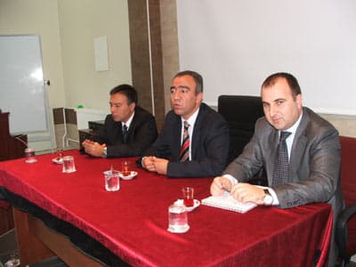 <font face="arial,helvetica,sans-serif" size="2">Akenerji Firmasını temsilen, AKK&Ouml;K Şirketler Gurubu'nda Stratejik Planlama ve İş Geliştirme Başkanı olarak g&ouml;rev yapan Ender Aslan, SEDAŞ&rsquo;ı diğer Dağıtım Şirketleri'ne g&ouml;re daha başarılı bulduklarını ve ihale s&uuml;reci başladığında da &ouml;zellikle bu b&ouml;lgeyi devir almayı hedeflediklerini, hedeflerine ulaştıkları i&ccedil;inde son derece mutlu olduklarını s&ouml;yledi. AKK&Ouml;K Şirketler Gurubu'nun 4 temel alanda faaliyet g&ouml;sterdiğini belirten Ender Arslan, Akenerji&rsquo;nin bu şirketler i&ccedil;inde lokomotif olduğunu belirterek, diğer faaliyet alanlarının Gayrimenkul, Kimya, Lojistik (Liman İşletmeciliği) olduğunu s&ouml;yledi. Enerji de CEZ firması ile yapılan ortaklık sonucunda bu firmanın elektrik &uuml;reticisi bir firma olması yanında Avrupa'da 12 &uuml;lkede elektrik dağıtım işi de yaptığını ve Avrupa&rsquo;nın en k&acirc;rlı tam entegre, 7. b&uuml;y&uuml;k enerji şirketiyle g&uuml;&ccedil;l&uuml; bir sinerji oluşturacaklarını ifade eden Ender Arslan, <font color="#333399">&quot;Ak Enerji&rsquo;nin 800 MW kurulu g&uuml;c&uuml;n&uuml;n 2013 yılında 3 bin MW&rsquo;a ulaştırmayı hedefliyoruz. SEDAŞ&rsquo;ın kadrosunun &ccedil;ok tecr&uuml;beli olduğunu ve SEDAŞ&rsquo;ın &ouml;n&uuml;m&uuml;zdeki d&ouml;nemde de dağıtım şirketleri i&ccedil;in ge&ccedil;erli olacak, 10 performans kriterinden mutlaka 7 sinde lider olmasını hedeflediklerini belirtti ve bunun i&ccedil;inde <strong>&quot;eski k&ouml;ye yeni adet olması gerekiyor&quot;.</strong> Her değişimde bir kızgınlık ve tedirginlik vardır, değişimle ilgili bilgi verilmeyince kişilerin motivasyonu d&uuml;şer, biraz ilersinde bu s&uuml;re&ccedil; uzadığında motivasyon dibe vurur ve k&uuml;smeler olur. Değişimle ilgili paylaşım arttık&ccedil;a olumlu motivasyon artacaktır. Yatırımı sadece elektrik dağıtım tesisi olarak g&ouml;rm&uuml;yoruz, aynı zamanda bilişim teknolojilerinin de şirketimizde uygulanabilir hale gelmesini yatırımlarımız i&ccedil;inde değerlendireceğiz. SEDAŞ&rsquo;ta iyi g&uuml;nlerde, hep beraber g&uuml;zel işler yapacağız&quot;</font> dedi.</font>