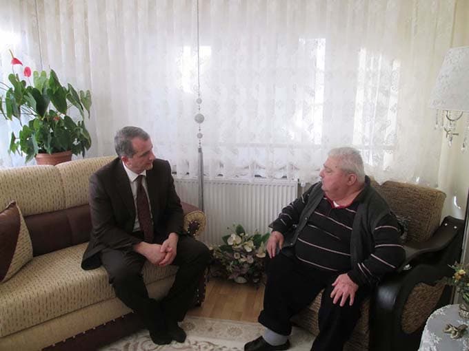 Hasan Sağlam, ev ziyaretlerinde...
