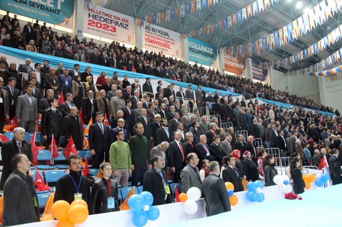 Başbakan Davutoğlu Ak Parti İl Kongresi'nde konuştu