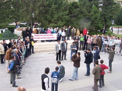 <strong><font face="arial,helvetica,sans-serif" size="2">BAŞ&Ouml;RT&Uuml;S&Uuml;N&Uuml; UNUTMADIK UNUTTURMAYACAĞIZ</font></strong> <p><font face="arial,helvetica,sans-serif" size="2">Son bir ayda yaşananlar; g&ouml;zaltında &ouml;l&uuml;mler, &ccedil;atışmalarda &ouml;len gencecik insanlar, işsizlik, sefalet, tv'lerden taşan yoz ve kokuşmuş k&uuml;lt&uuml;r herkeste ister istemez bir yerinde sayma duygusuna yol a&ccedil;ıyor.</font></p><p><font face="arial,helvetica,sans-serif" size="2">Tablo aslında net; bir yanda &uuml;lke insanları diğer yanda h&uuml;kmetmeye, asıp kesmeye alışmış resmi ideolojinin sahipleri ile onlara yanaşmaya &ccedil;alışan h&uuml;k&uuml;met. İktidarın askeri se&ccedil;kinleri, T&uuml;rkiye'yi bir kez daha militarizmin safında hizaya sokmaya &ccedil;alışıyor. Yeni stratejik ortaklar ve yandaşlar edinerek, halk &uuml;zerindeki zorba egemenliklerini eskisi gibi pekiştirebilmek azmindeler. Oysa i&ccedil;eride ve dışarıda değişen dengeler karşısında i&ccedil;ine d&uuml;şt&uuml;kleri iktidarsızlık krizinden kaynaklanan agresif tepkiler veriyorlar. Medya &ouml;n&uuml;nde a&ccedil;ığa &ccedil;ıkan &ouml;fkeleri bu y&uuml;zden. <br />&nbsp;<br />Yıllardır sorgusuz sualsiz korudukları egemenlikleri artık sorgulanıyor, eleştiriliyor ve kınanıyor. Korktuklarının başlarına geldiğini g&ouml;rd&uuml;k&ccedil;e &ouml;fkeleri daha &ccedil;ok kabarıyor. Hatalarının bedellerini bu coğrafyanın masum evlatlarına &ouml;detenler, medyaya yansıyan belgelerle ifşa olan ger&ccedil;eklerin &uuml;st&uuml;n&uuml; &ouml;rtbas etmek i&ccedil;in g&uuml;r&uuml;lt&uuml; &ccedil;ıkarıyorlar.</font></p>