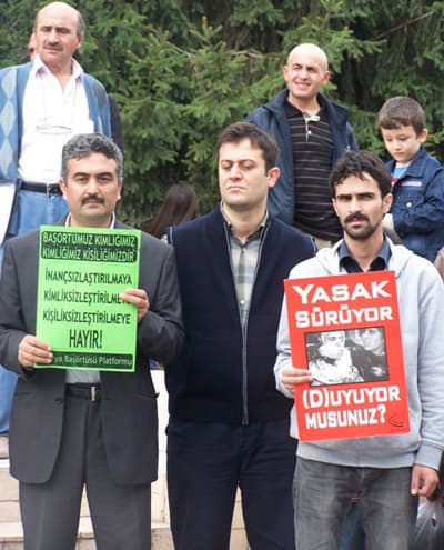 <p><font size="2"><font face="arial,helvetica,sans-serif"><font color="#333399"><strong>Ancak İyi bilsinler ki, hak ve adalet m&uuml;cadelesi verenlerin varolduğu zamanlarda, batılın &ccedil;irkin y&uuml;z&uuml;n&uuml; gizlemeye hi&ccedil;bir m&uuml;stekbirin g&uuml;c&uuml; yetmemiştir! <br /></strong></font>&nbsp;<br />Medya &uuml;zerinden herkese had bildirmeye y&ouml;nelik bu tavır karşısında AK Parti H&uuml;k&uuml;meti'nin derhal hizaya gelmesini ve AK Parti kurmaylarının Genelkurmay'dan y&uuml;kselen sesleri emir telakki etmelerini ise ibret verici buluyoruz. Halkın oylarıyla kazandıkları makamları kaybetmemek adına halkın taleplerini ve K&uuml;rt sorunu, emek s&ouml;m&uuml;r&uuml;s&uuml;, baş&ouml;rt&uuml;s&uuml; yasağı, yolsuzluklar, adaletsiz vergi ve sosyal g&uuml;venlik sistemi gibi sorunlardaki &ccedil;&ouml;z&uuml;m beklentilerini bir kenara bırakan H&uuml;k&uuml;met, bu haliyle yanlış yerlere yanlış mesajlar vermektedir. Halkın hesap sorma bilincinin geliştiği, haklarını aramak i&ccedil;in sesini y&uuml;kseltmeyi &ouml;ğrendiği bir sırada, halkı temsil iddiasında olanların bu kişiliksiz, kimliksiz ve zorbalardan medet uman yaklaşımlarının hi&ccedil;bir haklı gerek&ccedil;esi olamaz! </font></font></p><p><font size="2"><font face="arial,helvetica,sans-serif"><font color="#333399">Şiddetin her ge&ccedil;en g&uuml;n tırmandırıldığı bir ortamda insiyatif almayan, baş&ouml;rt&uuml;s&uuml; yasağı ve K&uuml;rt sorunu gibi temel meselelerde &ccedil;&ouml;z&uuml;m&uuml; yasak&ccedil;ı egemenlere havale eden bu anlayış &ccedil;&ouml;z&uuml;m&uuml; değil sorunu beslemektedir</font>.</font></font></p><p><font face="arial,helvetica,sans-serif" size="2">T&uuml;rkiye'deki iktidar m&uuml;cadelesinin kilit meselesi olan &quot;baş&ouml;rt&uuml;s&uuml; yasağı&quot; karşısında h&uuml;k&uuml;met dut yemiş b&uuml;lb&uuml;le d&ouml;nm&uuml;ş durumdadır. Bu ikircikli tavır sadece kendi tabanında yozlaşmayı arttırmaktadır. Sahip &ccedil;ıkılmayan baş&ouml;rt&uuml;s&uuml; bir moda veya fantezi unsuru haline d&ouml;n&uuml;şm&uuml;ş ve i&ccedil;eriğininden kaybetmeye başlamıştır. B&ouml;yle bir ifsad karşısında hala sessiz duranlar ve bu sessizliğe katkıda bulunanlar hesabın sorulacağı g&uuml;nden korksunlar.&nbsp;<br /></font></p>