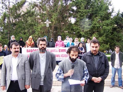<font face="Arial" size="2">&Ouml;rg&uuml;ts&uuml;z ve siyasetsiz bırakılmış geniş kitlelerin duyarsızlığına rağmen 4 yıldır T&uuml;rkiye'nin &ccedil;eşitli illerinde s&uuml;rd&uuml;r&uuml;len Baş&ouml;rt&uuml;s&uuml; İntifadası, t&uuml;m bu olumsuz tabloya rağmen bu yolda &ouml;nemli bir işaret taşı ve &uuml;mit vesilesi olmaktadır. Bu meyanda, Van'da, Akyazı'da, Kocaeli'de, Ankara'da, Konya'da ve Antalya'da y&uuml;r&uuml;t&uuml;len m&uuml;cadele, geleceğe umut taşımaktadır. Tevhid, adalet ve &ouml;zg&uuml;rl&uuml;k m&uuml;cadelemizde Doğu'dan y&uuml;kselen ışık da bizim i&ccedil;in anlamlıdır, &ouml;nemlidir, değerlidir. Bu sebeple Van'da 3. yılına giren Baş&ouml;rt&uuml;s&uuml; Direnişi'ne Sakarya'dan selamlarımızı g&ouml;nderiyoruz. Her t&uuml;rl&uuml; baskı ve zorluğa rağmen, yılmadan, usanmadan ve kimliğinden taviz vermeden m&uuml;cadele eden Vanlı M&uuml;sl&uuml;man kardeşlerimizle, aynı safta durmanın haklı onurunu yaşıyoruz.<br /><br />Ve biliyoruz ki g&ouml;zaltında &ouml;l&uuml;mler, işkenceler, baskı ve yasaklar, d&ouml;k&uuml;len kardeş kanları ancak halkın Hakk'tan yana taraf olacağı bir m&uuml;cadele ile sonlandırılacaktır. Meydanları okula &ccedil;evirmek; kardeşliği, paylaşmayı ve dayanışmayı meydanlarda yaşayarak &ouml;ğrenmek ve zulme karşı omuz omuza vermek, hayatımızın bir par&ccedil;ası olmalıdır. T&uuml;rkiye'nin her şehrini kuşatacak bir m&uuml;cadele hattının inşasını &ouml;nemli bir sorumluluk telakki ediyor, t&uuml;m duyarlı insanları bu yolda bir işaret&ccedil;i olmaya davet ediyoruz.</font>