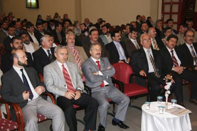 <font face="Arial" size="2">SA&Uuml; İlahiyat Fak&uuml;ltesi Dekanı Prof. Dr. Ali Erbaş, camilerin insanların ruhunu arındıran yerler olduğunu s&ouml;yledi. <font color="#333399">Camiler, bizim g&uuml;l bah&ccedil;elerimiz, sığınaklarımız, sığındığımız ruhumuzu arındırdığımız yerlerdir&nbsp;diyen Erbaş, </font>&quot;Din g&ouml;revlileri de bu mutluluğu ruhunda, damarlarında en &ccedil;ok hisseden insanlardır. Onun i&ccedil;in Camiler ve Din G&ouml;revlileri Haftası ismi isabetli &ccedil;&uuml;nk&uuml; birbirinden ayırmak m&uuml;mk&uuml;n değil. Din g&ouml;revlileri tabiri aslında din hizmetleri i&ccedil;erisinde en k&uuml;&ccedil;&uuml;ğ&uuml;nden en b&uuml;y&uuml;ğ&uuml;ne kadar yer alan herkesi kapsıyor. Hizmetlisinden, m&uuml;ft&uuml;s&uuml;ne bizde dahil ilahiyat camiası da bunun i&ccedil;erisindedir. &Ccedil;&uuml;nk&uuml; biz camilere ya da din hizmetlerine eleman yetiştiren bir kurumuz, birbirimizden ayrılmamız m&uuml;mk&uuml;n değil. Halkımız da bize &ccedil;ocuklarını g&ouml;nderiyor. Onların &ccedil;ocuklarını biz camilere hizmet etmek &uuml;zere ya da din hizmetlerinde &ccedil;alışmak &uuml;zere yetiştiriyoruz. Yani bir elin parmakları gibi birbirimizi &ccedil;eşitli vesilelerle destekleyen insanlarız&quot; şeklinde konuştu.<br /><br />Prof. Dr. Ali Erbaş, İslam'ın kutsal saydığı değerlerin başında ve en &ouml;nemlilerinden bir tanesinin camiler ve mescidler olduğunu ifade ederek <font color="#333399">&quot;Ziyaret edilmesi istenen &uuml;&ccedil; cami vardır. Mescid-i Haram, Medine-i M&uuml;nevver'deki Mescid-i Nebevi ve Kud&uuml;s'teki mescid. İslam'daki cami ve mescid anlayışı d&uuml;nyanın neresinde olursanız olun &ccedil;evreleyen kuşatan g&uuml;zel mekanlardır&quot;</font>&nbsp;dedi.</font>