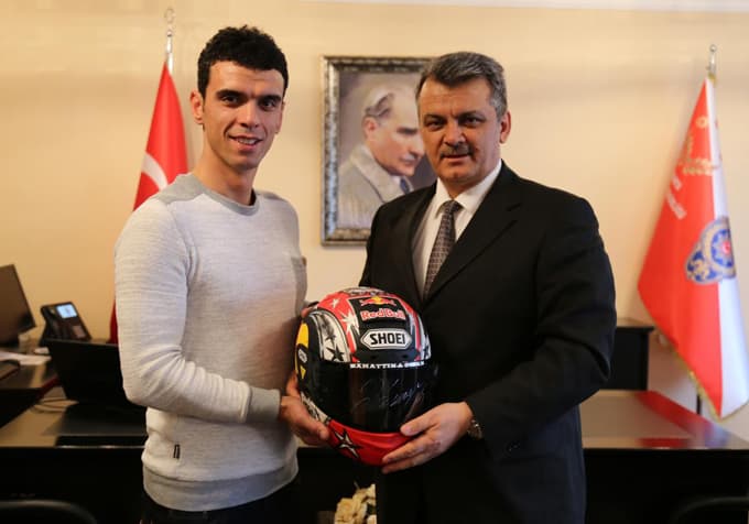 Sofuoğlu Emniyet Müdürüne kask hediye etti 