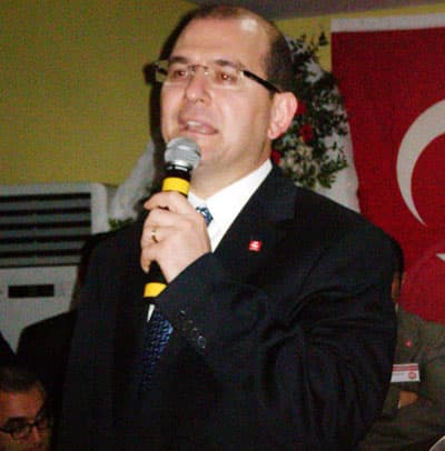 <p><font face="Arial" size="2"></font></p><p><font face="Arial" size="2"></font></p><p><font face="Arial" size="2"><br /><br />Ter&ouml;r&uuml;n bitmesi i&ccedil;in Kuzey Irak'ın denetim altına alınması gerektiğini vurgulayan Soylu, <font color="#333399">&quot;Eğer Kuzey Irak T&uuml;rkiye'nin denetimi altına alınmazsa, orada ter&ouml;r yatakları kurutulmazsa, T&uuml;rkiye ter&ouml;r belasıyla &ccedil;ok uzun s&uuml;re uğraşmak zorunda kalır. T&uuml;rkiye Cumhuriyeti Devleti gibi bu coğrafyada 600 yıl birlik, beraberlik getiren bir &uuml;slupla bir y&ouml;netim ortaya koyacaksın, kendi burnu dibindeki cerahati patlatmada aciz kalacaksın, 15 bin kilometre &ouml;teden Amerika Birleşik Devleti'nden sana istihbarat vermesini bekleyeceksin. Benim devletim ve milletim i&ccedil;in de 15 bin kilometre &ouml;teden gelen bir istihbarat zuld&uuml;r&quot;</font> diye konuştu.</font></p>