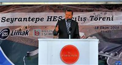 <p><strong><font face="arial,helvetica,sans-serif" size="2">T&uuml;rkiye'nin Kendi Oyun Planı Var</font></strong></p><p><font face="arial,helvetica,sans-serif" size="2">Şemdinli'de, &Ccedil;ukurca'da, Diyarbakır'da, Şırnak'ta ve İstanbul'da son d&ouml;nemde yapılmak istenenlerin beyhude olduğunu ter&ouml;ristlerin de bir g&uuml;n anlayacağını anlatan Erdoğan, <font color="#333399">&quot;Elazığ'dan b&uuml;t&uuml;n d&uuml;nyaya &ouml;zellikle bu mesajı muhataplarına ilan ediyorum; T&uuml;rkiye, oynanan oyunun farkındadır. Bizim coğrafyamızda aynı oyunun bir kez daha tekrar edilmesine izin vermeyeceğiz. Bedeli ne olursa olsun. Aziz milletimizi bu oyunda bir daha a&ccedil;ığa d&uuml;ş&uuml;remeyecekler&quot; </font>dedi.</font></p><p><font face="arial,helvetica,sans-serif" size="2">Başbakan, &quot;Artık T&uuml;rkiye'nin kendi oyun planı var. Bu oyun planında ne ter&ouml;ristlerin ne de onları kullananların hedeflerine ulaşmalarına ge&ccedil;it vermek yok. Ter&ouml;r&uuml;n kaynaklarını kurutmak i&ccedil;in &ccedil;ok boyutlu olarak meseleyi g&uuml;venlik g&uuml;&ccedil;lerimizle, silahlı kuvvetlerimizle, istihbaratımızla, b&uuml;t&uuml;n kurumlarımızla bunu masaya yatırdık&quot; şeklinde konuştu. </font></p><p><strong><font face="arial,helvetica,sans-serif" size="2">Ter&ouml;r, Bizi Demokrasiden Saptıramayacak&quot;</font></strong></p><p><font size="2"><font face="arial,helvetica,sans-serif"><font color="#333399">&quot;Onların ger&ccedil;ek niyetinin bizi demokrasi, hukuk, kalkınma yolundan silah yoluyla saptırmak olduğunu biliyoruz&quot; diyen Erdoğan, &quot;T&uuml;feklerinin namlusunun sadece askerimize, polisimize, vatandaşımıza, yani canımıza değil işte bu değerlerimize de d&ouml;n&uuml;k olduğunu biliyoruz. Ter&ouml;r, T&uuml;rkiye'yi adalet ve kalkınma &ccedil;izgisinden, demokrasi ve &ouml;zg&uuml;rl&uuml;k &ccedil;izgisinden saptıramayacak&quot;</font> şeklinde konuştu.</font></font></p><p><font face="arial,helvetica,sans-serif" size="2">CNNT&Uuml;RK</font></p>