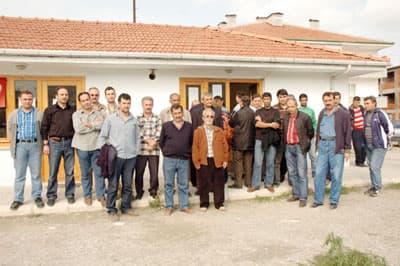 <font size="2"><font face="Arial"><strong>Davacı Olanların Davalarını Geriye Almaları İstiyoruz<br /><br /></strong>Basın a&ccedil;ıklamasını okuyan H&uuml;seyin Akt&uuml;rk, t&uuml;m sorunların d&uuml;zelmesi i&ccedil;in kooperatif başkanı Nedim A.'nın ilk duruşmada tahliye olmasını, işlerin başına d&ouml;nmesini istedi. Burada toplanan paralarla yapılan binaların alınan arsaların hepsinin mevcut olduğunu anlatan Akt&uuml;rk, ş&ouml;yle konuştu: <font color="#333399">&quot;Başkanımız mektubunda bu işe beraber başladık beraber bitireceğiz diyor. Biz kendisinin hi&ccedil;bir &uuml;yesini mağdur etmeden herkesi ev sahibi yapacağına inanıyor ve g&uuml;veniyoruz. Bu olayın kayyuma gitmesini istemeyen arkadaşlar şimdi kayyuma gitmesini istiyor. Biz &ccedil;oğunluk olarak olayın kayyuma gitmesini istemiyoruz. Başkanımızın ilk mahkemede tahliye olması i&ccedil;in davacı olan arkadaşlarımızın davalarını geriye almalarını talep ediyoruz. Biz &uuml;yeler olarak &uuml;zerimize d&uuml;şenleri yaparsak bunların d&uuml;zeleceğine inanıyorum.&quot;</font></font></font>