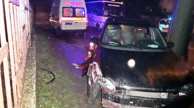 Otomobil direğe çarptı: 3 yaralı