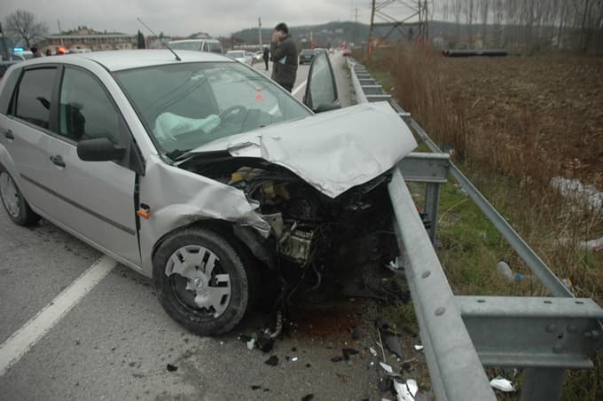 İki otomobil kafa kafaya çarpıştı: 4 Yaralı