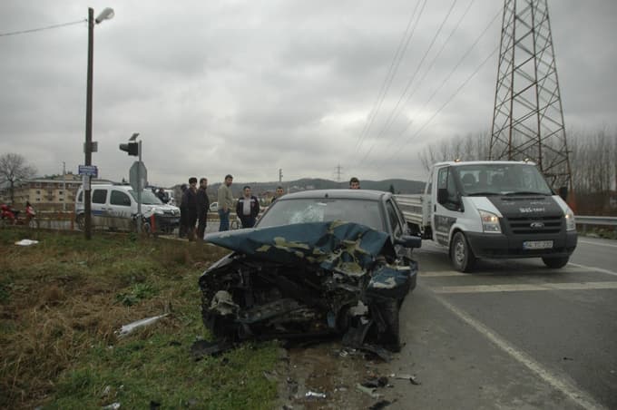 İki otomobil kafa kafaya çarpıştı: 4 Yaralı