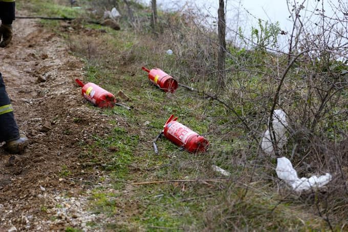 İtfaiyecilerden yanan cipe çamurlu müdahale